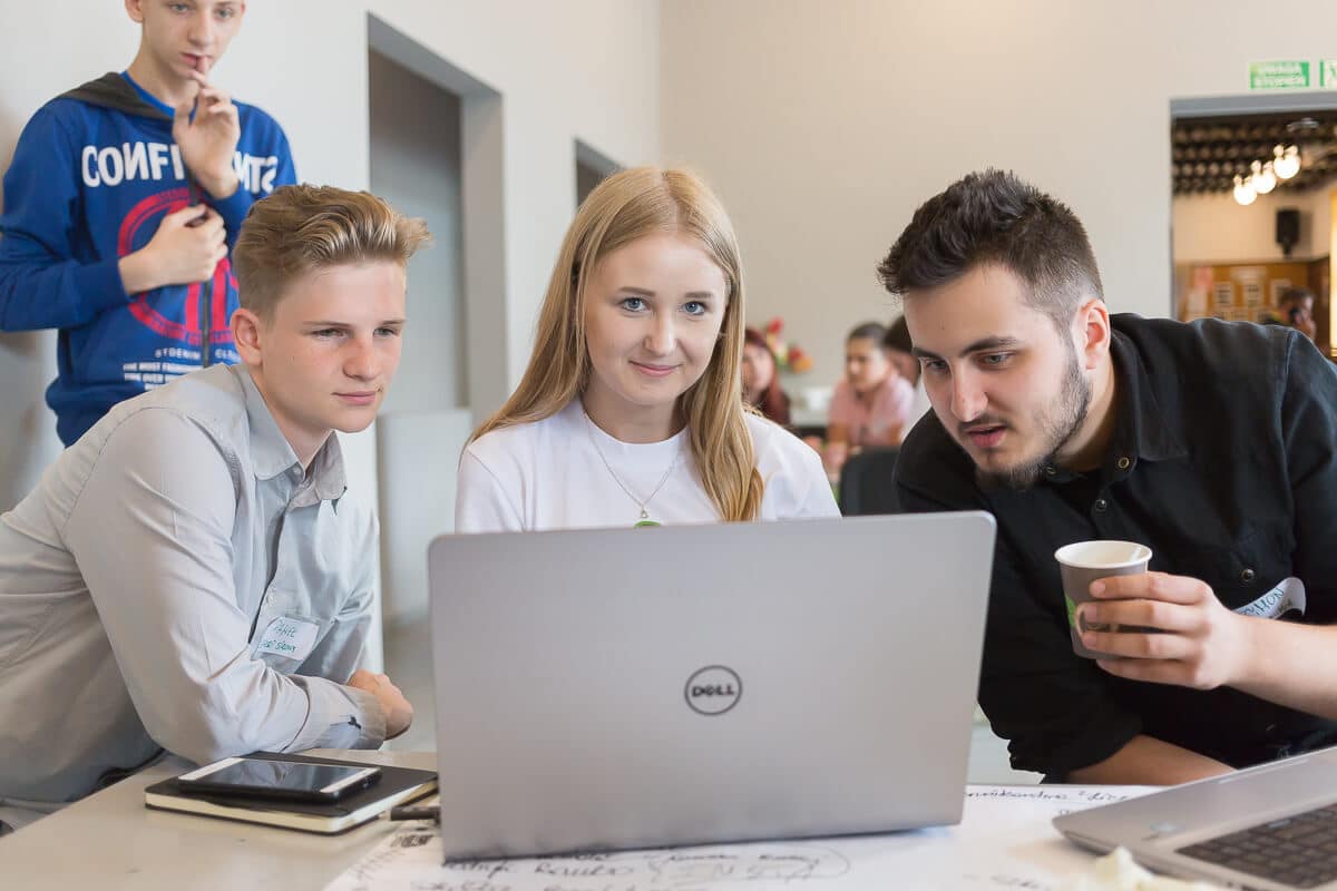 Być czy nie być online?