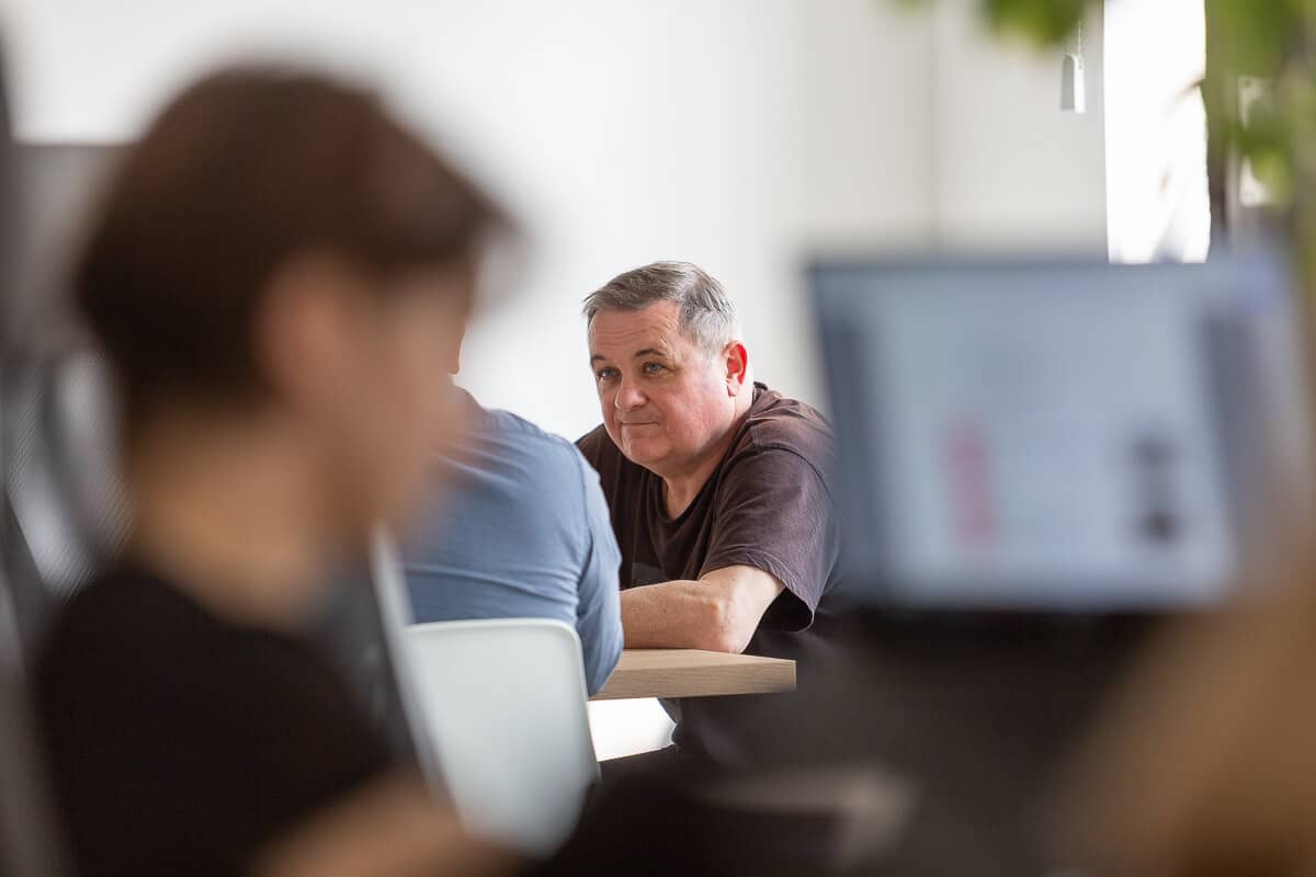 Czy warto być off, by pozostać on?