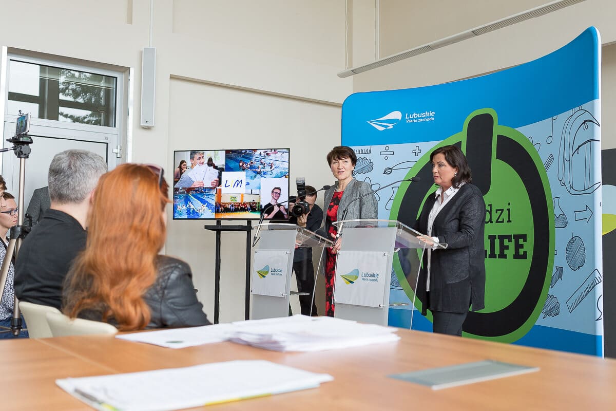 Czy warto być off, by pozostać on?