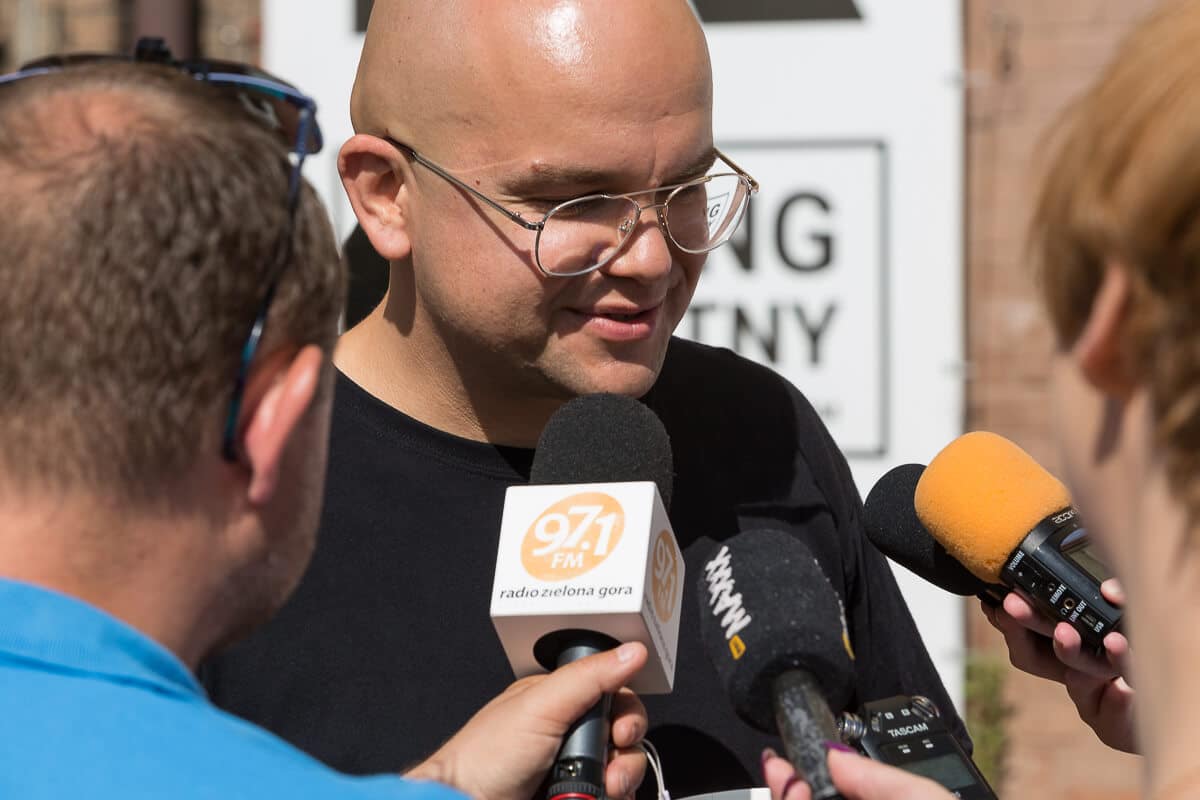 Czy warto być off, by pozostać on?