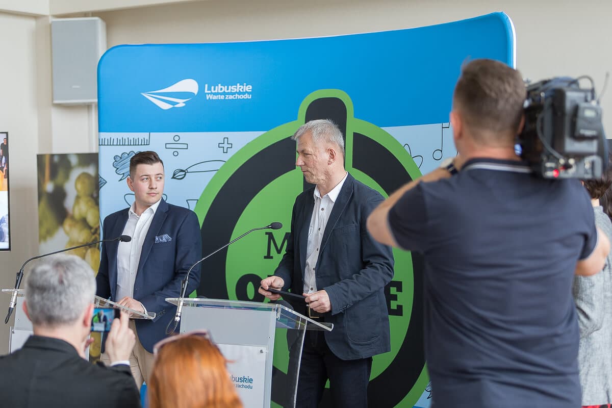 Czy warto być off, by pozostać on?