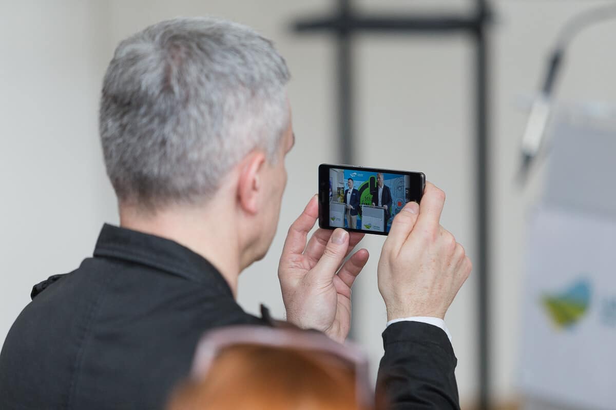 Czy warto być off, by pozostać on?